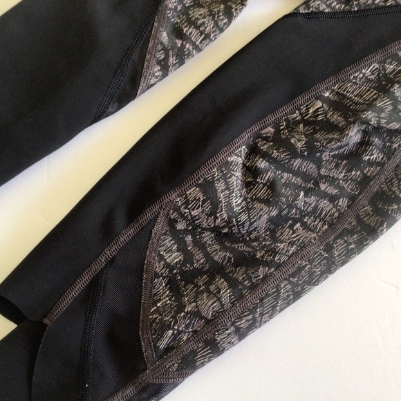 LULULEMON WUNDER UNDER HIGH RISE 23” SCALLOP HEM CROPS 23” ORIGAMI LACE BLACK. - Picture 13 of 16